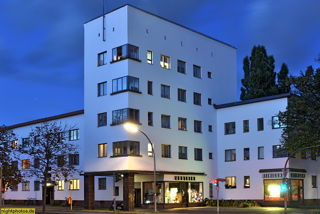Berlin Reinickendorf Weisse Stadt als Siedlung der Moderne. Torhaus erbaut 1929-1931 von Bruno Ahrends im Baustil der Neuen Sachlichkeit. UNESCO-Welterbe. Aroser Allee 124