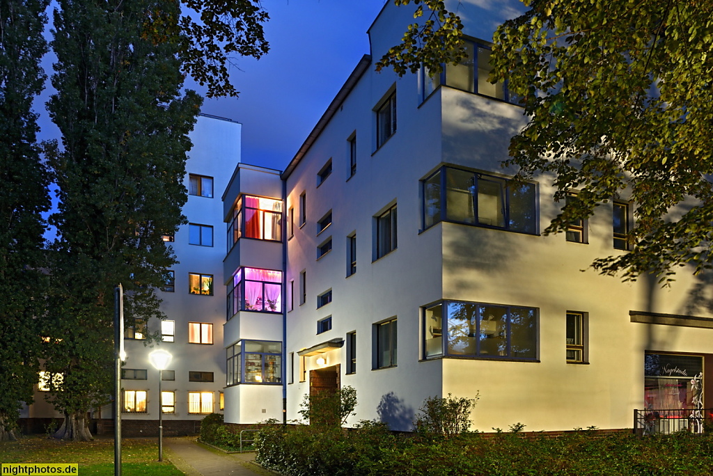 Berlin Reinickendorf Weisse Stadt als Siedlung der Moderne. Torhaus Hofseite erbaut 1929-1931 von Bruno Ahrends im Baustil der Neuen Sachlichkeit. UNESCO-Welterbe. Aroser Allee 121