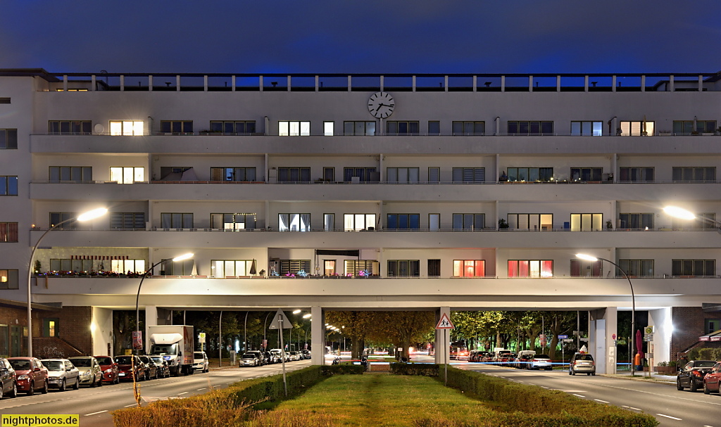Berlin Reinickendorf Weisse Stadt als Siedlung der Moderne. Brückenhaus erbaut 1929-1931 von Otto Rudolf Salvisberg. UNESCO-Welterbe. Aroser Allee 153-154
