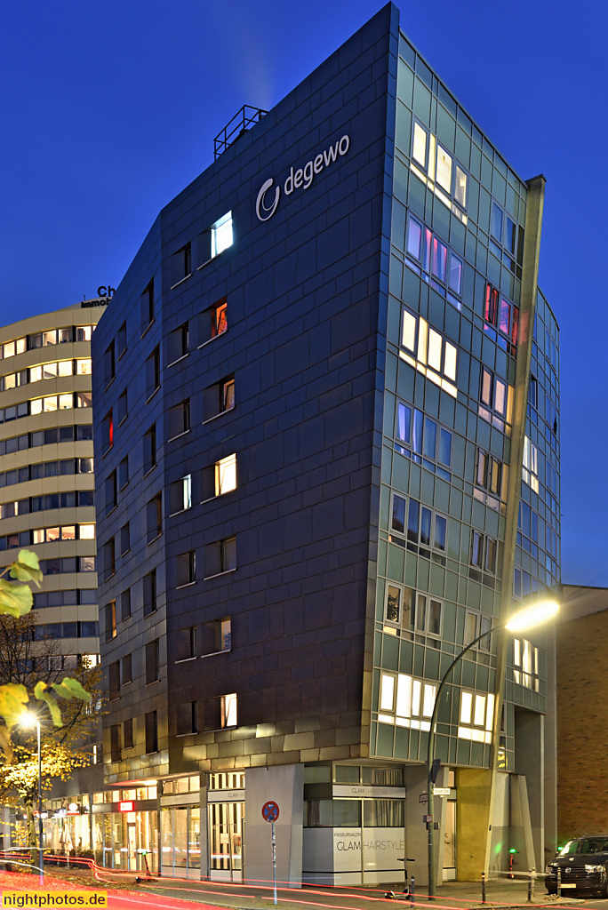 Berlin Kreuzberg. Wohn- und Geschäftshaus mit Ladenzeile erbaut 1990-1994 von Zaha Hadid mit Christine Jachmann und Myra Warhaftig im Rahmen der IBA 1987. Stresemannstrasse 105-109