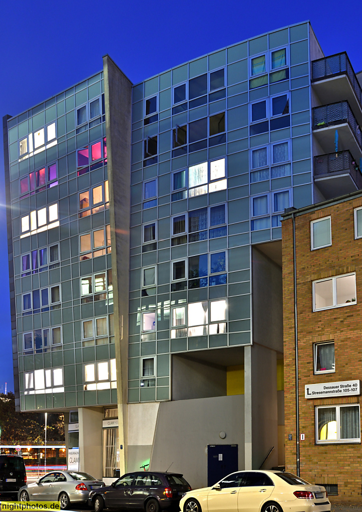 Berlin Kreuzberg. Wohn- und Geschäftshaus mit Ladenzeile erbaut 1990-1994 von Zaha Hadid mit Christine Jachmann und Myra Warhaftig im Rahmen der IBA 1987. Stresemannstrasse 105-109