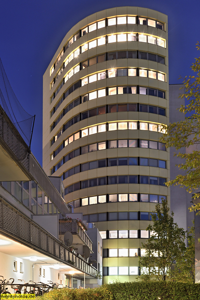 Berlin Kreuzberg. Links Wohn- und Geschäftshaus mit Ladenzeile erbaut 1990-1994 von Zaha Hadid u.a. Hinten Hotel Precise Tale mit Ferienwohnungen Belahr. Erbaut 1992-1994 von Christian Faber und Klaus D. Krebs. Stresemannstrasse