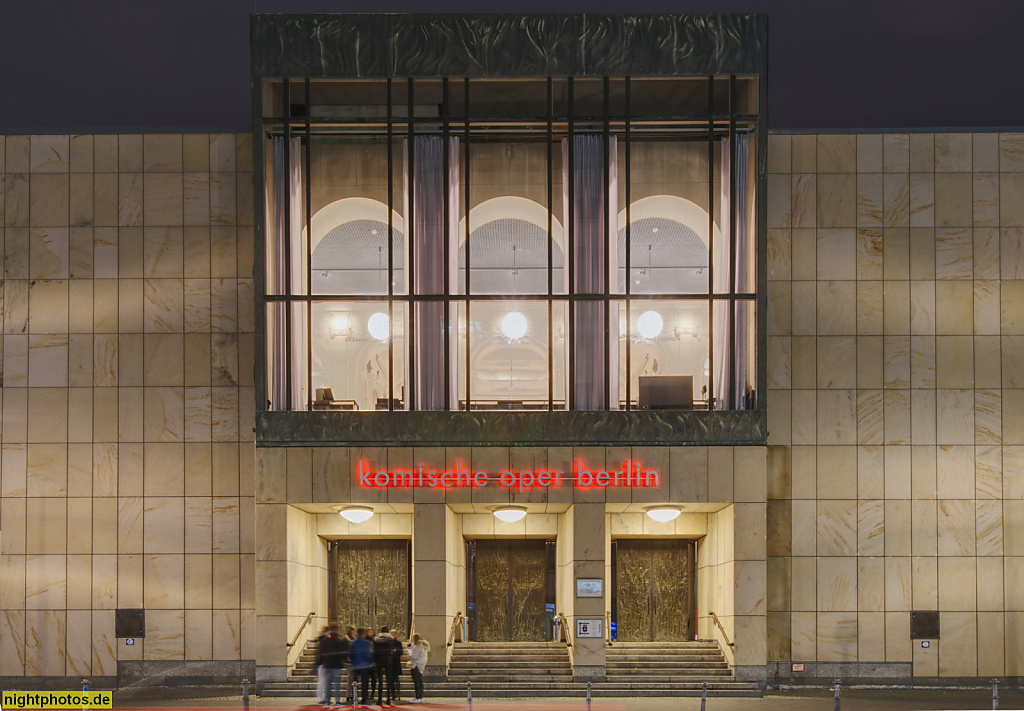 Berlin Mitte Komische Oper. Erbaut 1891-1892 von Hermann Helmer und Ferdinand Fellner. Umbau 1965-1966 mit neuer Fassade von Kunz Nierade. Behrenstrasse 54