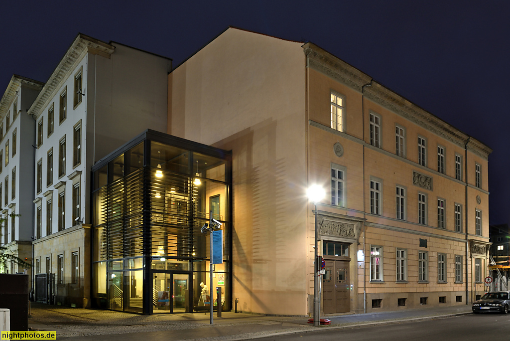Berlin Mitte Regierungsviertel. Der Wehrbeauftragte des Deutschen Bundestages. Schadowhaus erbaut 1804-1805 für Johann Gottfried Schadow. Aufstockung 1850-1853. Klassizistische Fassade. Supraportenrelief. Schadowstrasse 10-11