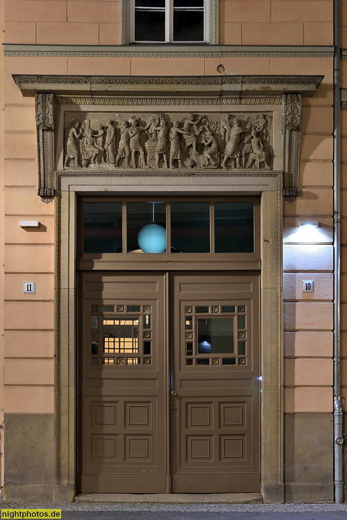Berlin Mitte Regierungsviertel. Der Wehrbeauftragte des Deutschen Bundestages. Schadowhaus erbaut 1804-1805 für Johann Gottfried Schadow. Aufstockung 1850-1853. Klassizistische Fassade. Supraportenrelief. Schadowstrasse 10-11