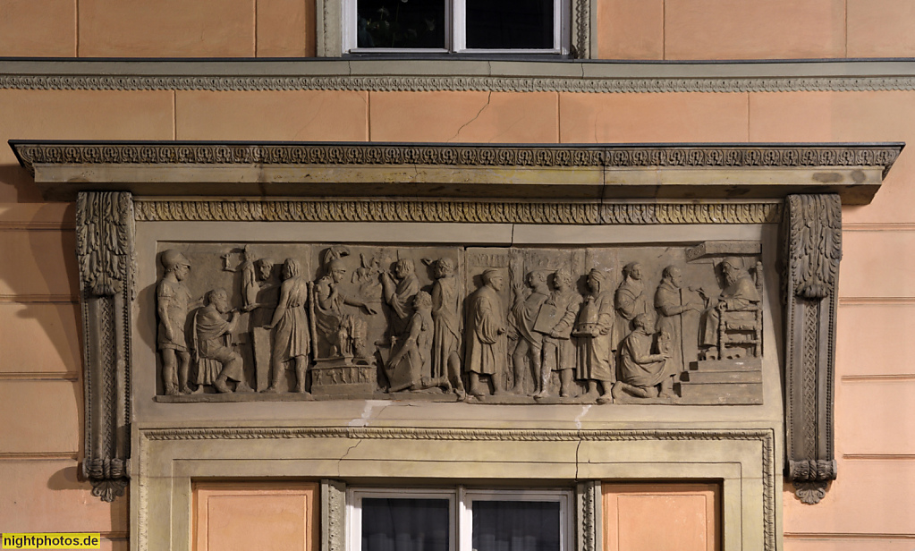 Berlin Mitte Regierungsviertel. Der Wehrbeauftragte des Deutschen Bundestages. Schadowhaus erbaut 1804-1805 für Johann Gottfried Schadow. Aufstockung 1850-1853. Klassizistische Fassade. Supraportenrelief. Schadowstrasse 10-11