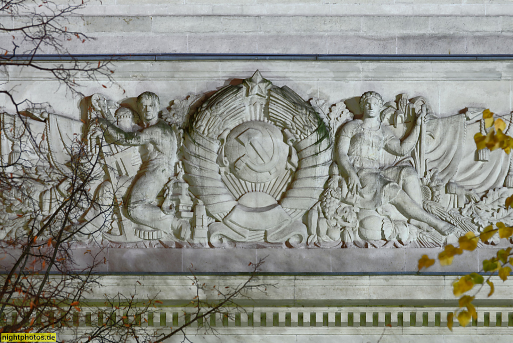 Berlin Mitte. Russische Botschaft. Erbaut 1949-1951 von Architekt Anatoli Stryshewski mit Kollektiv Lebedinskij Sichert und Friedrich Skujin. Sozialistischer Realismus. Unter den Linden 55-65