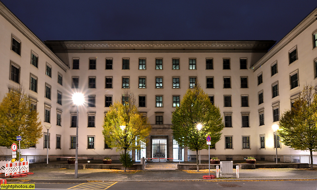 Berlin Mitte Regierungsviertel. Bundestagsverwaltung. Erbaut 1935-1937 von Konrad Nonn als Reichsministerium des Innern. Neoklassizistisch mit dorischem Säulenportikus. Dorotheenstrasse 92