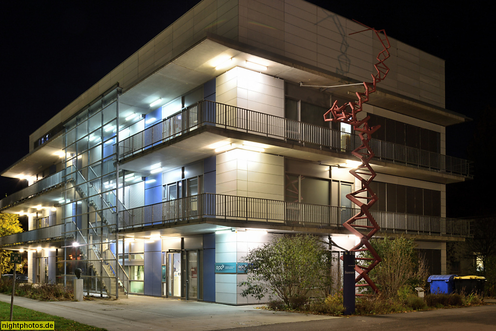 Berlin Buch. Gewerbeobjekt. Karl-Lohmann-Haus mit DNA-Skulptur. EPO Experimentelle Pharmakolgie und Onkologie Berlin Buch. Campus Buch. Robert-Rössle-Strasse 10 Haus D 82