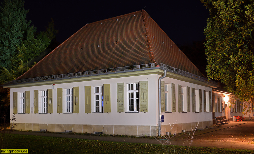 Berlin Buch. Gläsernes Labor gegründet 1999 als Schülerlabor. Erbaut 1913-1922 von Ludwig Hoffmann als Wirtschaftsgebäude für den II. Städtischen Zentralfriedhof von Berlin. Campus Buch. Robert-Rössle-Strasse 10 Haus 13