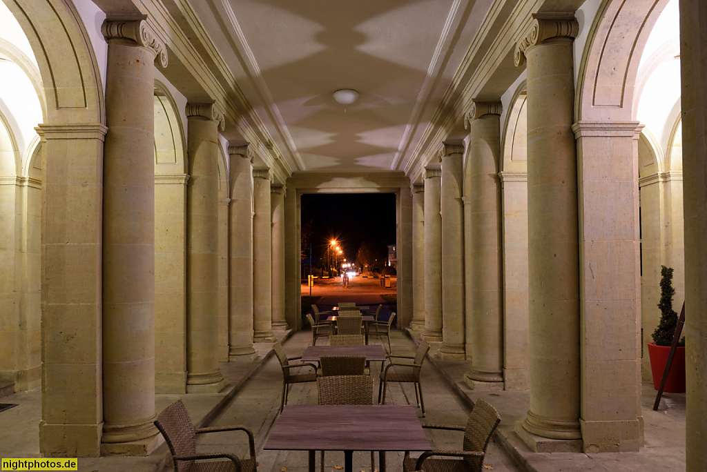 Berlin Buch. Cafe Max. Erbaut 1913-1922 von Ludwig Hoffmann als Torhaus für den II. Städtischen Zentralfriedhof von Berlin. Campus Buch. Robert-Rössle-Strasse 10 Haus 8