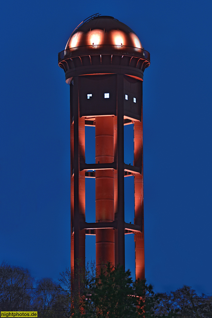Berlin Schöneberg. Südgelände. Wasserturm des ehemaligen Bahnbetriebswerks im Rangierbahnhof Tempelhof erbaut 1927 von Hugo Röttcher. Höhe 50m. Prellerweg 47