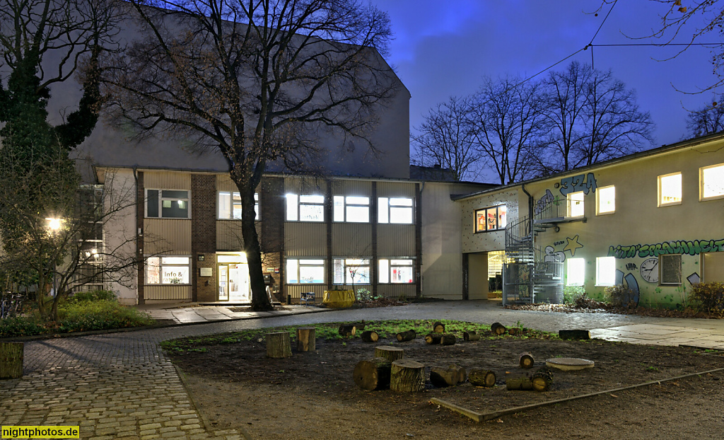 Berlin Mitte Moabit. Stadtschloss mit Kurt-Tucholsky-Bibliothek und Kindertagesstätte