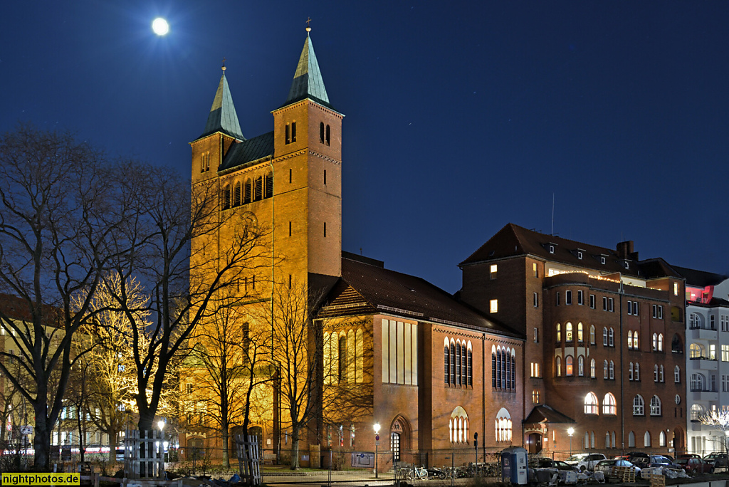 Berlin Mitte Moabit. Evangelische Erlöserkirche mit Gemeindehaus erbaut 1909-1912 von Architekten August Dinklage Ernst Paulus und Olaf Lilloe. Wiederaufbau 1952-1954 von Walter Krüger. Wikingerufer 9