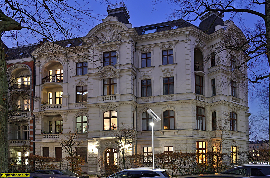 Berlin Schöneberg. Altbau Mietshaus mit übergiebelten Risaliten. Erbaut 1892-1893 von Emil Schütze. Wielandstrasse 25