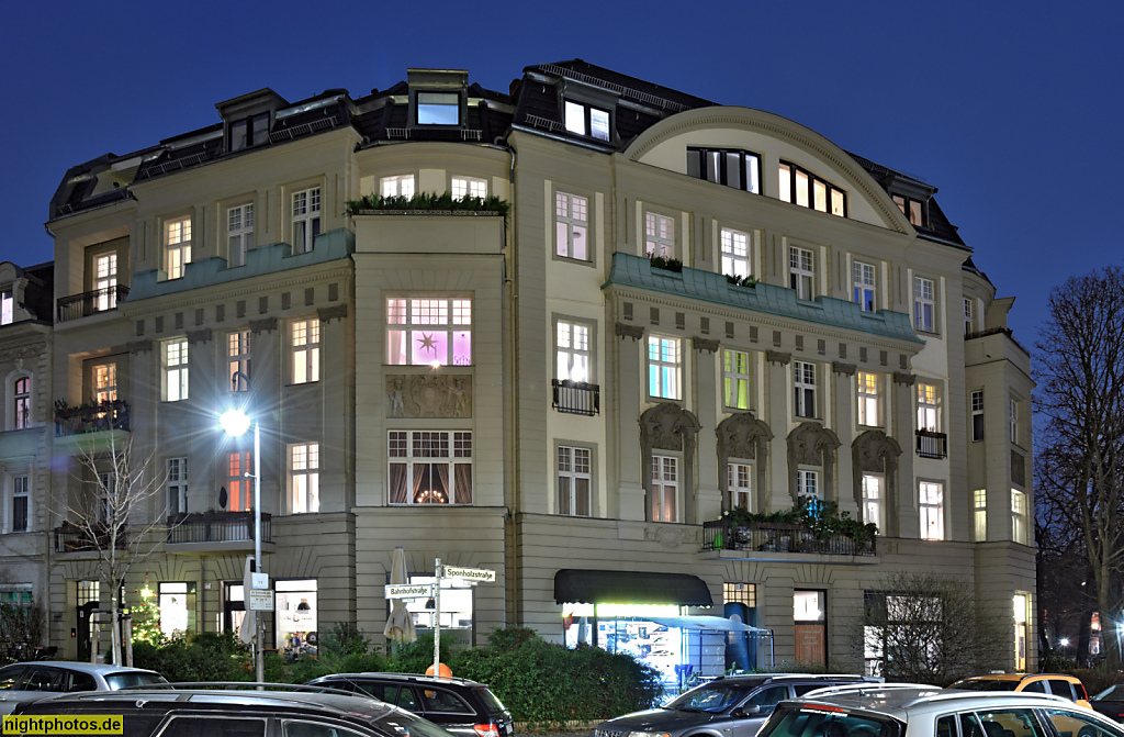 Berlin Schöneberg. Altbau Mietshaus erbaut 1891-1892 von Kurt Berndt am Bahnhof Friedenau. Bahnhofstrasse 1. Sponholzstrasse 27