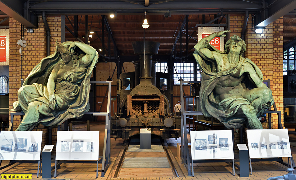 Berlin Kreuzberg. Deutsches Technikmuseum. Original Galvanoplastiken vom Portikus des im Krieg zerstörten Anhalter Bahnhofs. Bildhauer der Figuren 'Tag' und 'Nacht' Ludwig Brunow