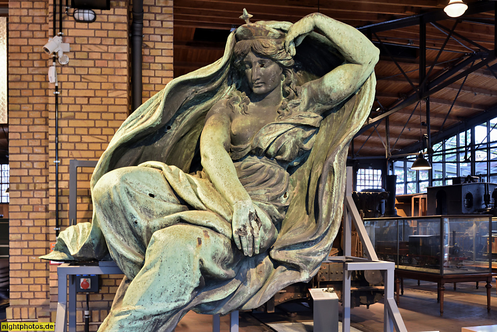 erlin Kreuzberg. Deutsches Technikmuseum. Original Galvanoplastik vom Portikus des im Krieg zerstörten Anhalter Bahnhofs. Bildhauer der Figur 'Nacht' Ludwig Brunow