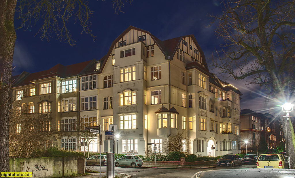 Berlin Steglitz. Mietshaus mit Fachwerkgiebel und Kanzelerker. Wulffstrasse 7