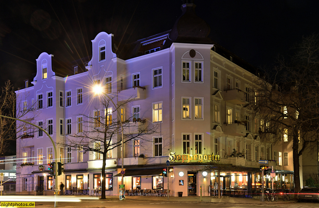 Berlin Steglitz. Mietshaus mit Seiten- und Eckrisalit. Restaurant Hoppegarten. Schlossstrasse 56