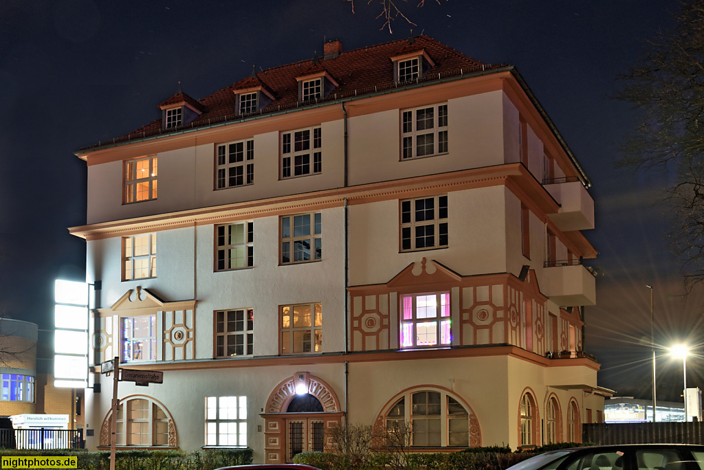 Berlin Lichterfelde. Wohn- und Geschäftshaus. Erbaut 1913 als Verwaltungsgebäude des Betriebshof Steglitz der Strassenbahn unter Leitung von Oberingenieurs Arthur Busse. Hindenburgdamm 68