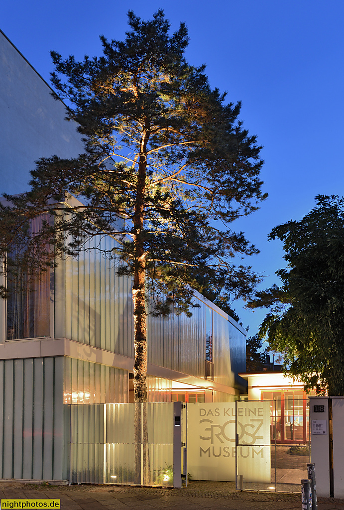 Berlin Schöneberg George-Grosz-Museum. Ehemalige Shell-Tankstelle von 1956. Umgestaltung durch Hager Partner AG. Als Museum eröffnet 2022. Portal. Bülowstrasse 18