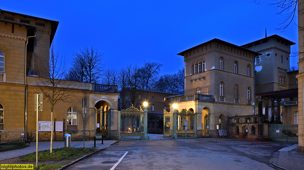 Potsdam. Park Sanssouci. Küsterhaus (links) erbaut 1879 von Reinhold Persius. Pförtnerhaus Schloss Marly (rechts) erbaut 1849-1851 von Ludwig Ferdinand Hesse. Grünes Gitter entworfen von Ludwig Ferdinand Hesse 1854