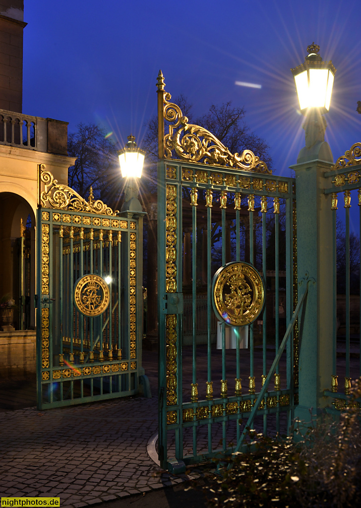 Potsdam. Park Sanssouci Haupteingang. Grünes Gitter entworfen von Ludwig Ferdinand Hesse 1854. Goldmedaillon mit Initialen Friedrich Wilhelms IV.