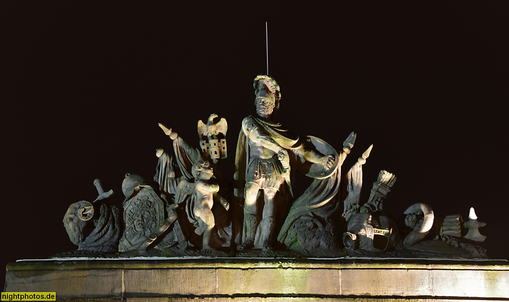 Potsdam. Alte Wache. Erbaut 1795-1797 von Andreas Ludwig Krüger im frühklassizistischen Stil für König Friedrich Wilhelm II. Skulpturengruppe Minerva mit Trophäen. Lindenstrasse 45