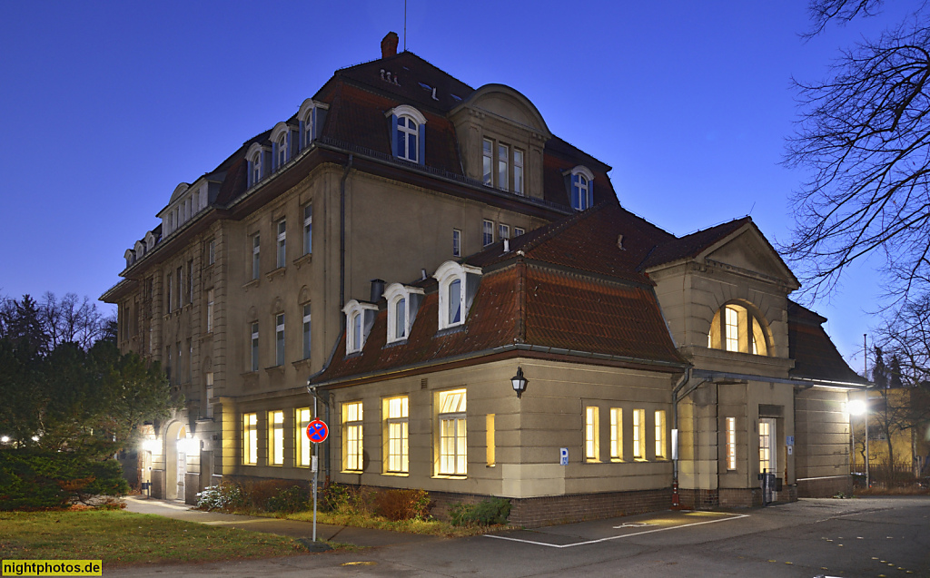 Berlin Reinickendorf. Bezirksamt Reinickendorf Bürgerdienste Bürgeramt seit 1985. Haus 1. Erbaut 1908-1910 von Mohr und Weidner als Humboldtkrankenhaus. Teichstrasse 65