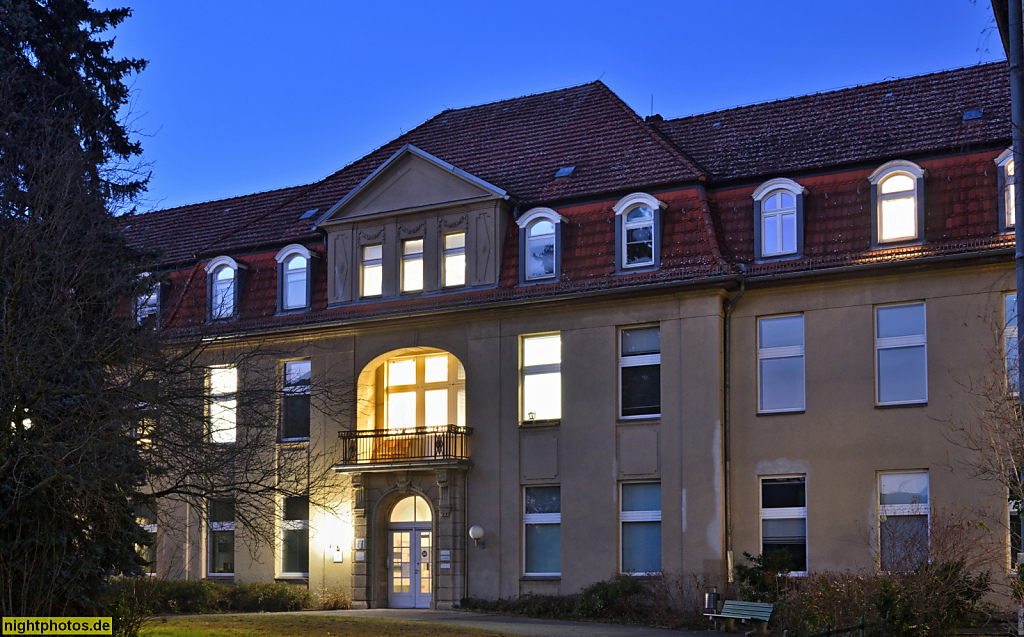 Berlin Reinickendorf. Bezirksamt Reinickendorf Jugendamt seit 1985. Haus 2. Erbaut 1908-1910 von Mohr und Weidner als Humboldtkrankenhaus. Teichstrasse 65
