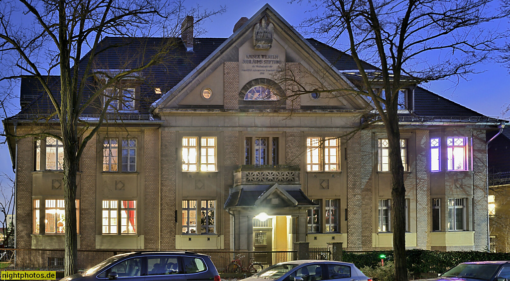 Berlin Steglitz Wohnhaus. Als Haus der Stiftung Französisches Waisenhaus erbaut 1914-1916 von F. Götze und A. Härtel. Am Fichtenberg 10