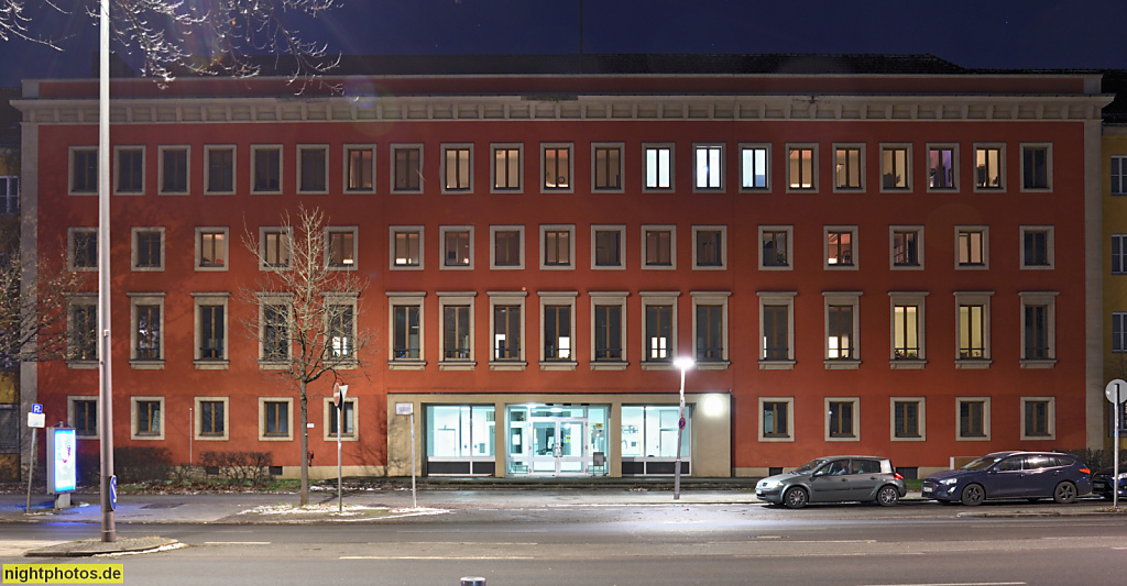 Berlin Lichterfelde. Wohngebäude. Als Bürogebäude erbaut 1938-1939 vom AHAG-Baubüro für das SS-Wirtschafts- und Verwaltungshauptamt. Wiederaufbau 1951–1952. Unter den Eichen 135