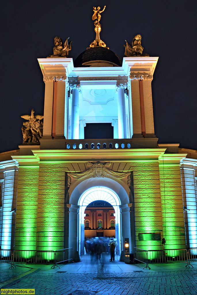 Potsdam. Stadtschloss. Fortunaportal mit goldener Dachfigur. Rekonstruktion erbaut 2002 aus Sponsorenmitteln von Günther Jauch u.a.