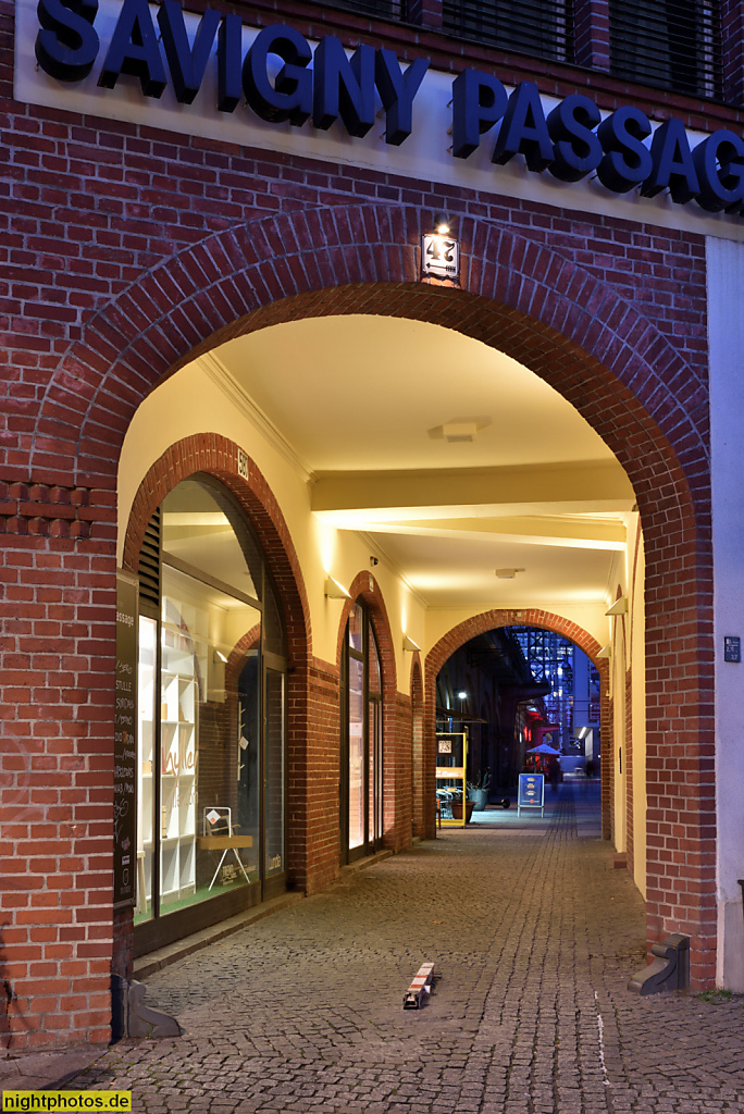Berlin Charlottenburg. Ehemaliger Tattersall des Westens erbaut 1900 von August Ziechmann und Heinrich Mittag für Carl Knaudt. Grolmanstrasse 47. Hofdurchfahrt
