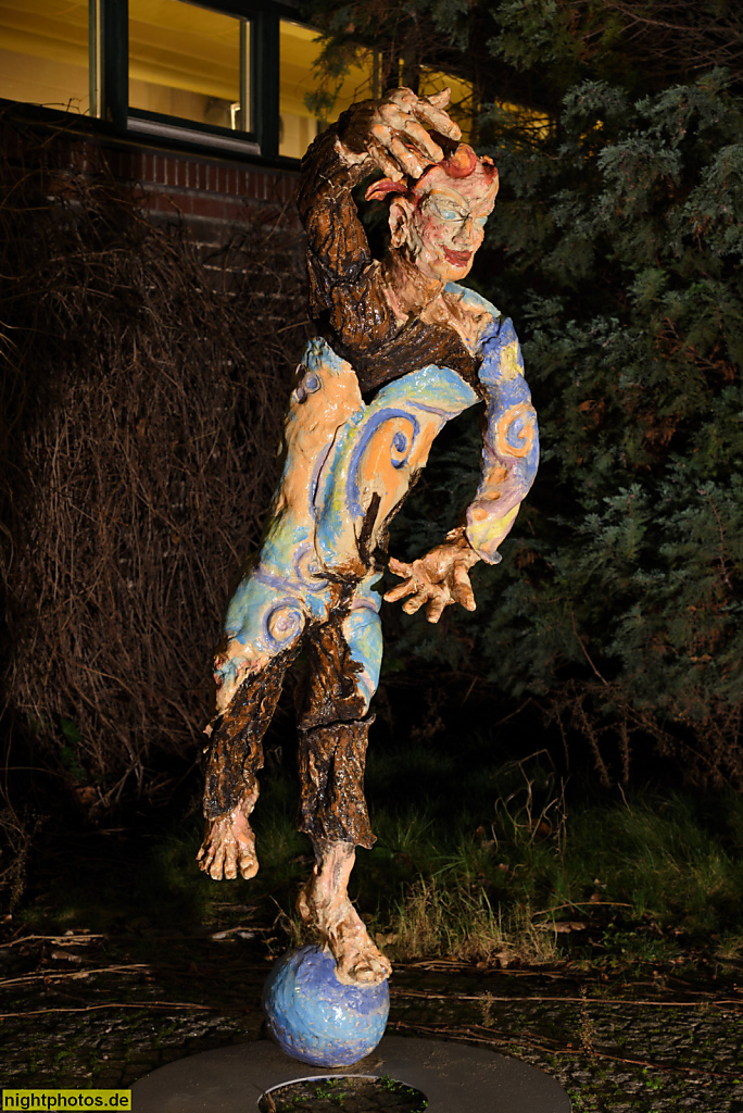Berlin Charlottenburg. 'Figur auf blauer Kugel 2' erschaffen von Caro Stark in der Else-Ury-Bogen Passage am Bahnhof Savignyplatz