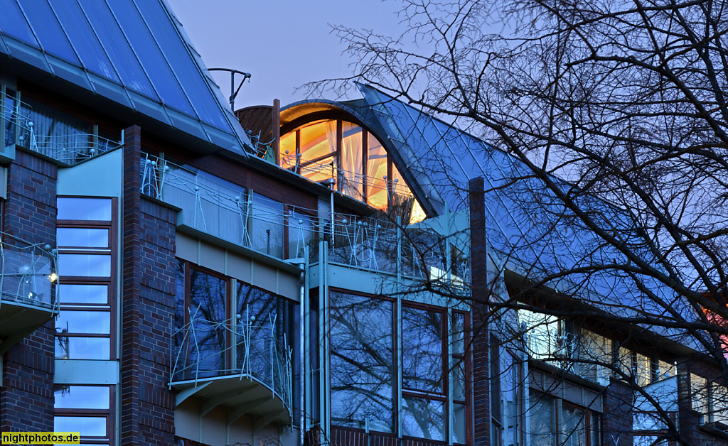 Berlin Wilmersdorf. Wohnanlage für Bundesbedienstete. Erbaut 1998-2003 von Hinrich Baller mit Doris Baller. Tragwerk von Gerhard Pichler. Württembergische Strasse 60-63