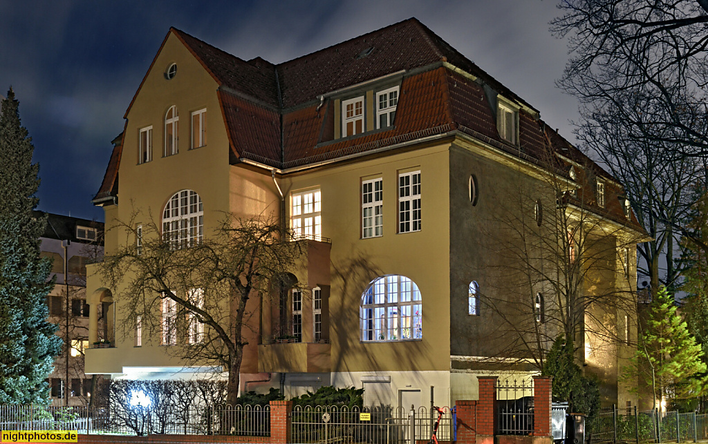 Berlin Steglitz. Wohnhaus Paulsenstrasse Ecke Grunewaldstrasse 25