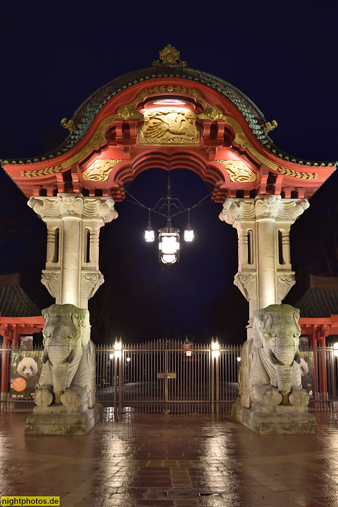 Berlin Mitte Tiergarten. Elefantentor des Zoo Berlin. Erbaut 1899 von Zaar und Vahl. Wiederaufbau 1945-1952. Rekonstruktion 1984. Budapester Strasse 32 am Olof-Palme-Platz