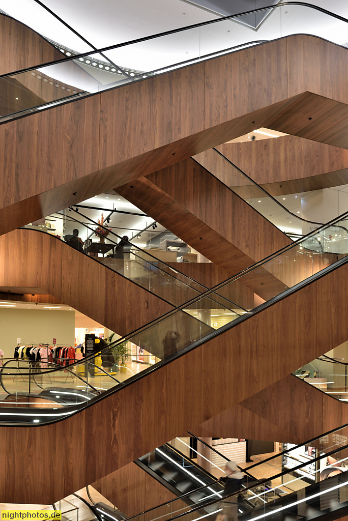 Berlin Schöneberg. KaDeWe Kaufhaus des Westens. Erbaut 1907 von Johann Emil Schaudt. Fahrtreppen mit Walnussholzverkleidung eingebaut 2021 von OMA mit Ippolito Pestellini Laparelli und Alex de Jong
