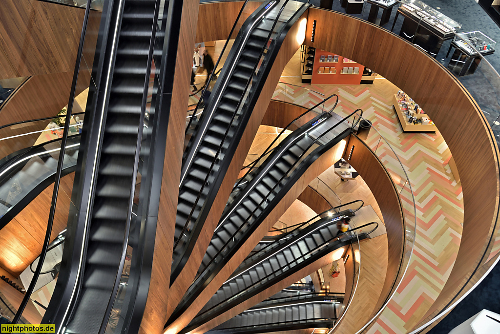 Berlin Schöneberg. KaDeWe Kaufhaus des Westens. Erbaut 1907 von Johann Emil Schaudt. Fahrtreppen mit Walnussholzverkleidung eingebaut 2021 von OMA mit Ippolito Pestellini Laparelli und Alex de Jong