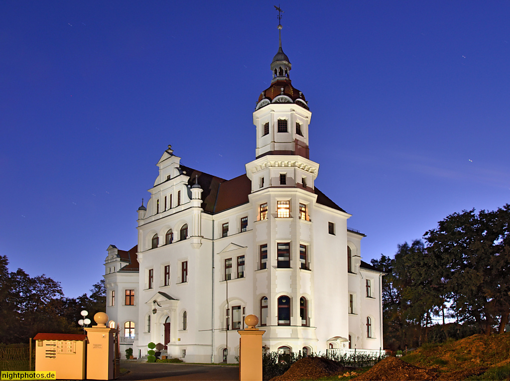 Sanitz Schloss Lüsewitz erbaut 1896 von Gotthilf Ludwig Möckel in Neorenaissance für Friedrich Ferdinand Biermann. 1926-1943 Hans Thyssen. Bis 1949 Tbc-Krankenhaus. DDR-Zeit Institut für Pflanzenzüchtung. Bis 2012 Gemeindebesitz. Seit 2012 Privatbesitz