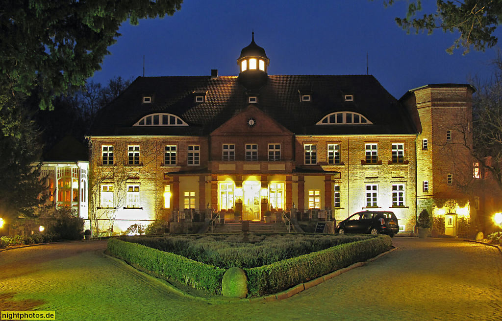 Basthorst. Schloss mit Hotel. Erbaut 1824 als Gutshaus durch Familie von Schack. 1900 Umbau für Karl Tust. 1994-1998 Umbau zum Hotel für Gustav Graf von Westarp. Hauptgebäude