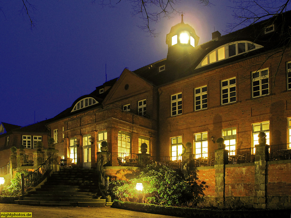 Basthorst. Schloss mit Hotel. Erbaut 1824 als Gutshaus durch Familie von Schack. 1900 Umbau für Karl Tust. 1994-1998 Umbau zum Hotel für Gustav Graf von Westarp. Hauptgebäude Parkseite Terrasse