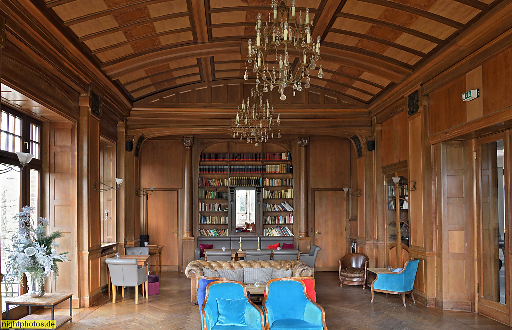 Basthorst. Schloss mit Hotel. Erbaut 1824 als Gutshaus durch Familie von Schack. 1900 Umbau für Karl Tust. 1994-1998 Umbau zum Hotel für Gustav Graf von Westarp. Holzgetäfelter Salon mit Bibliothek