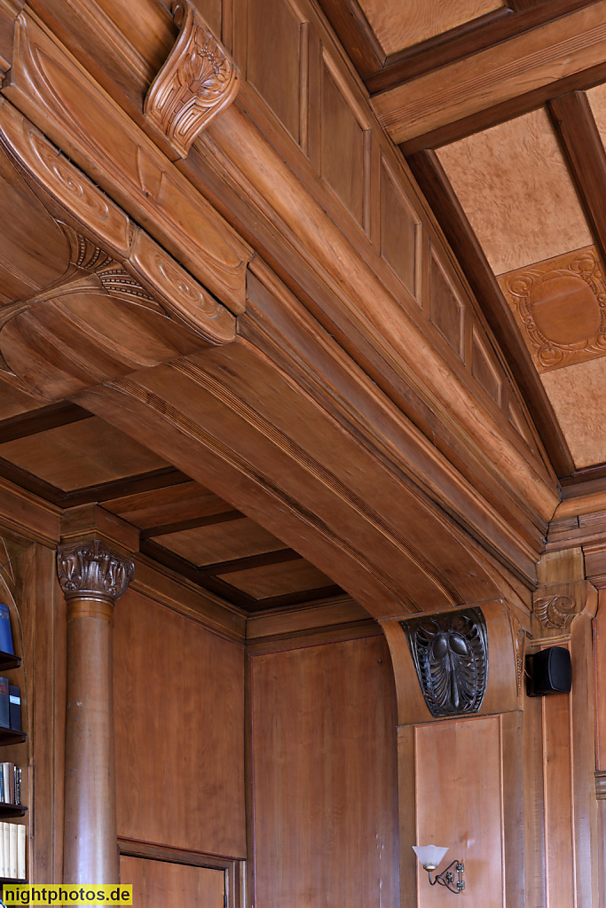 Basthorst. Schloss mit Hotel. Erbaut 1824 als Gutshaus durch Familie von Schack. 1900 Umbau für Karl Tust. 1994-1998 Umbau zum Hotel für Gustav Graf von Westarp. Holzgetäfelter Salon. Detail