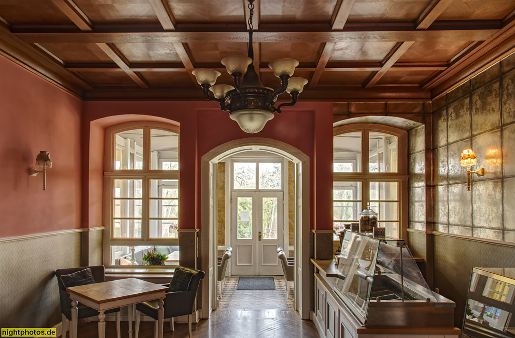 Basthorst. Schloss mit Hotel. Erbaut 1824 als Gutshaus durch Familie von Schack. 1900 Umbau für Karl Tust. 1994-1998 Umbau zum Hotel für Gustav Graf von Westarp. Vestibül mit Jugendstilelementen