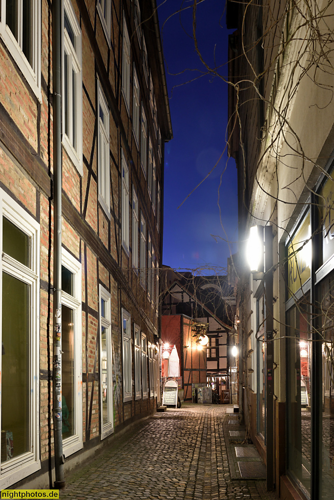 Schwerin. Zur guten Quelle. Altstadt Gasthof Hotel. Gaststätte Gassenkrug. Fachwerkhaus. Granitsteinpflaster. 2. Enge Strasse