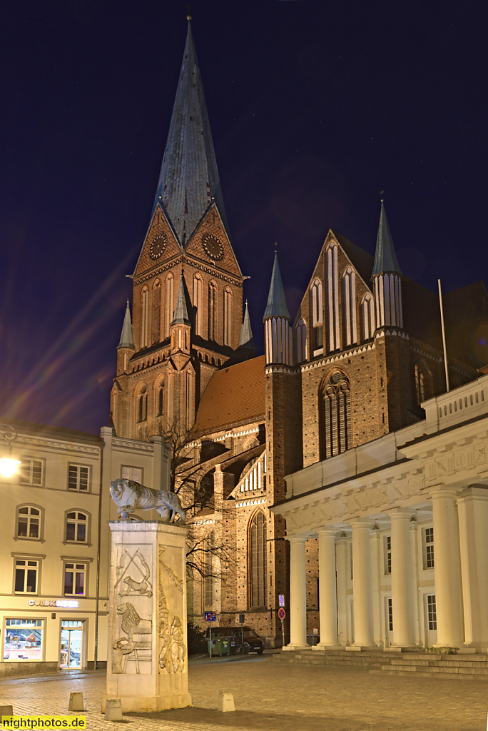 Schweriner Dom St. Marien und St. Johannis erbaut 1270-1416 in Backsteingotik. Neugotischer Turm erbaut 1889-1893 von Georg Daniel