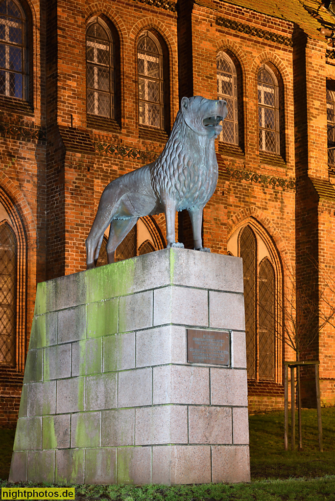 Schwerin. Loewendenkmal am Schweriner Dom von 1995 anlaesslich der 1000-Jahr-Feier. Nachbildung des Braunschweiger Löwen. Bischofstrasse